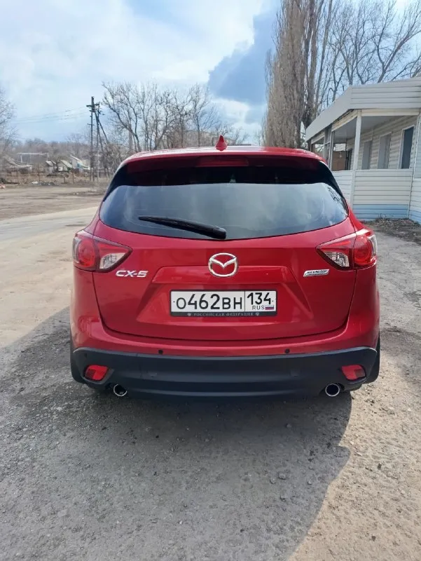 🚗 продам mazda cx-5 ⤵ год выпуска: 2014 пробег: 145000 (родной) двигатель: 2л турбо кпп: автомат привод: передний ✅ автомобиль в идеальном состоянии. родной окрас. в дтп не участвовал. ✅ двигатель работает ровно, масло не употребляет. ✅ листает отлично без пинков. ✅ техническое обслуживание - каждые 5000км. ✅ комплектация: бесключевой доступ, старт-стоп, система i-stop, двухсторонняя сигнализация, складывание зеркал, подогрев сидений и зеркал, двухзонный климат контроль (морозит отлично), датчики давления в шинах, датчики света и дождя, сиденья в чехлах. ✅ зимние шипованные колёса в комплекте. 💸 цена: 1.730.000 рублей + торг у капота. телефон: +79591687808 📞 звоните: +7(959)1687808 - фотография - 4