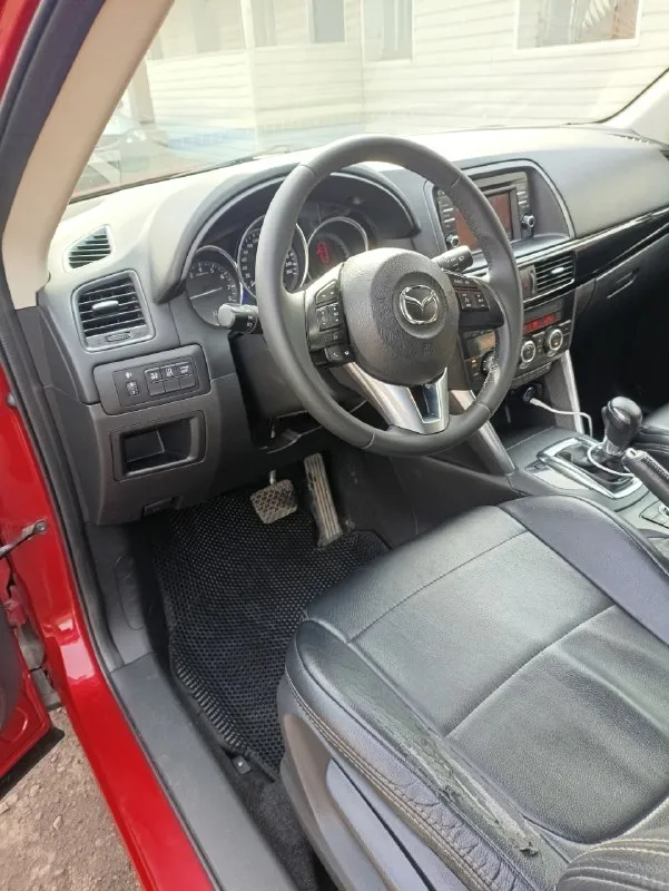 🚗 продам mazda cx-5 ⤵ год выпуска: 2014 пробег: 145000 (родной) двигатель: 2л турбо кпп: автомат привод: передний ✅ автомобиль в идеальном состоянии. родной окрас. в дтп не участвовал. ✅ двигатель работает ровно, масло не употребляет. ✅ листает отлично без пинков. ✅ техническое обслуживание - каждые 5000км. ✅ комплектация: бесключевой доступ, старт-стоп, система i-stop, двухсторонняя сигнализация, складывание зеркал, подогрев сидений и зеркал, двухзонный климат контроль (морозит отлично), датчики давления в шинах, датчики света и дождя, сиденья в чехлах. ✅ зимние шипованные колёса в комплекте. 💸 цена: 1.730.000 рублей + торг у капота. телефон: +79591687808 📞 звоните: +7(959)1687808 - фотография - 5