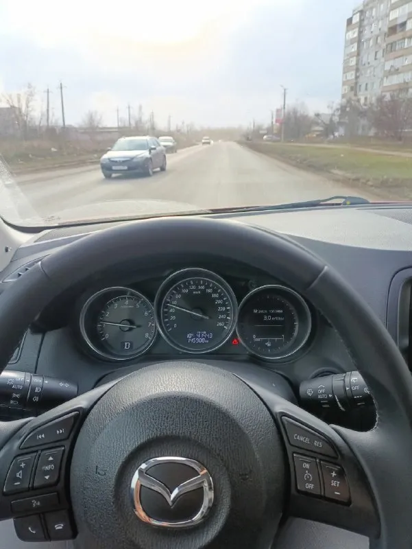 🚗 продам mazda cx-5 ⤵ год выпуска: 2014 пробег: 145000 (родной) двигатель: 2л турбо кпп: автомат привод: передний ✅ автомобиль в идеальном состоянии. родной окрас. в дтп не участвовал. ✅ двигатель работает ровно, масло не употребляет. ✅ листает отлично без пинков. ✅ техническое обслуживание - каждые 5000км. ✅ комплектация: бесключевой доступ, старт-стоп, система i-stop, двухсторонняя сигнализация, складывание зеркал, подогрев сидений и зеркал, двухзонный климат контроль (морозит отлично), датчики давления в шинах, датчики света и дождя, сиденья в чехлах. ✅ зимние шипованные колёса в комплекте. 💸 цена: 1.730.000 рублей + торг у капота. телефон: +79591687808 📞 звоните: +7(959)1687808 - фотография - 6