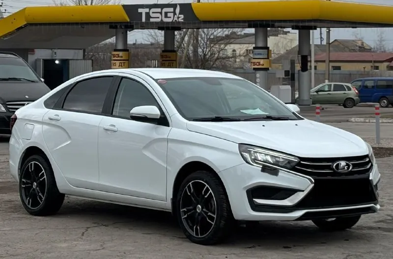 Продам lada vesta 2023 год 48 тысяч км оригинальный пробег я единственный собственник, покупал с салона в 2024 году 1.6 бензин 16 кл. механика родной окрас, без дтп мотор работает хорошо, коробка так же, все как нужно. кондиционер, регулировка зеркал, 4 стеклоподъемника, обогрев сидений, кнопка start-stop, led оптика. поставил сабвуфер, установил мультимедиа с навигацией, блютуз, камерой заднего вида. установил красивые диски. цена 1.250.000 торг осмотр г. шахтерск +79494330000 +79493485992 - фотография - 1