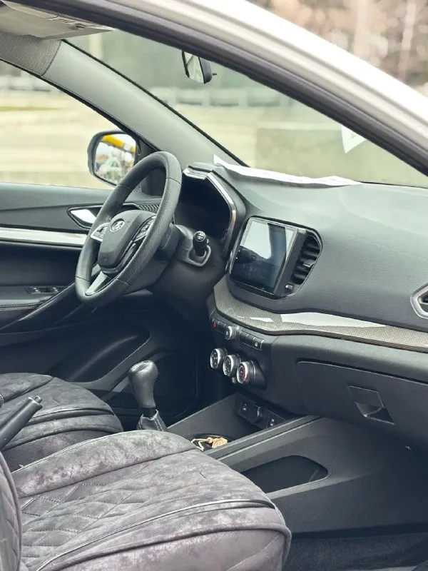 Продам lada vesta 2023 год 48 тысяч км оригинальный пробег я единственный собственник, покупал с салона в 2024 году 1.6 бензин 16 кл. механика родной окрас, без дтп мотор работает хорошо, коробка так же, все как нужно. кондиционер, регулировка зеркал, 4 стеклоподъемника, обогрев сидений, кнопка start-stop, led оптика. поставил сабвуфер, установил мультимедиа с навигацией, блютуз, камерой заднего вида. установил красивые диски. цена 1.250.000 торг осмотр г. шахтерск +79494330000 +79493485992 - фотография - 5