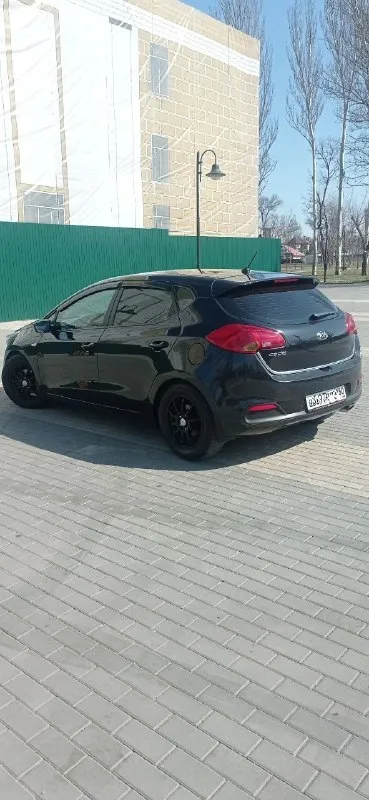 Киа сид 2014 года. 900₽ донецк. пробег оригинальный 170 т. авто не такси, не каршеринг, при осмотре покажем автотеку. отличное состояние. машина вся обслужена. по мотору и кузову проблем нет. двигатель работает отлично, без лишних шумов. кпп 6 ст механика. расход очень маленький. резвый и надёжный автомобиль. все стекла заводские, включая лобовое. салон отличный, без дефектов. кондиционер работает. продажа от собственника. любое оформление. 900 ₽ торга нет. +79494850271 - фотография - 4