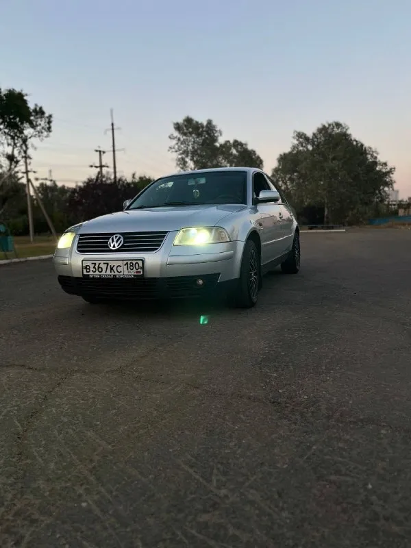 Продаю свой личный автомобиль. volkswagen passat b5 рестайлинг. коробка механика. 2002 года выпуска. на буцифале 300.000км. масло не ест, от замены до замены. двигатель капиталился 15.000км назад. комбинированный салон в адекватном состоянии. по кузову без нюансов. все жидкости свежие и менялись во время. на зимней резине, и на хороших дисках. машина зашита под евро 2. на прямом выхлопе. завод отдам вместе с ней. и прицеп запчастей. менялось все. от болтика до гаички. новый генератор, стартер и. т.д. цена 650.000₽ звонить +79497057674 +79499807674 либо писать в тг и max. - фотография - 1