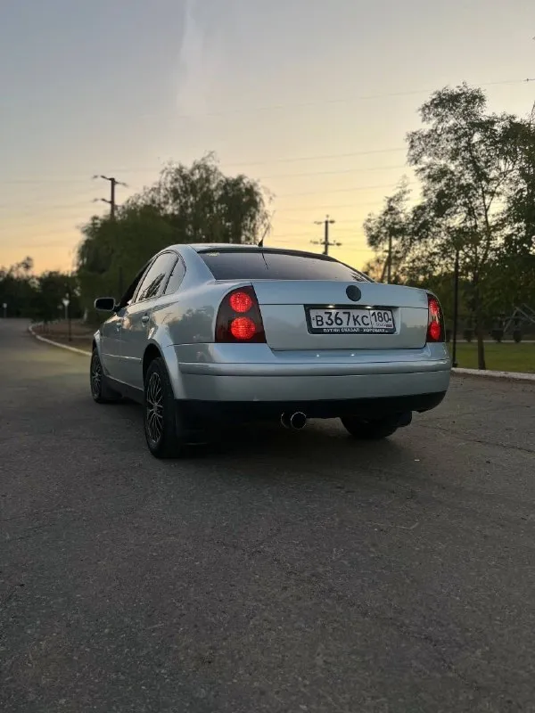 Продаю свой личный автомобиль. volkswagen passat b5 рестайлинг. коробка механика. 2002 года выпуска. на буцифале 300.000км. масло не ест, от замены до замены. двигатель капиталился 15.000км назад. комбинированный салон в адекватном состоянии. по кузову без нюансов. все жидкости свежие и менялись во время. на зимней резине, и на хороших дисках. машина зашита под евро 2. на прямом выхлопе. завод отдам вместе с ней. и прицеп запчастей. менялось все. от болтика до гаички. новый генератор, стартер и. т.д. цена 650.000₽ звонить +79497057674 +79499807674 либо писать в тг и max. - фотография - 2