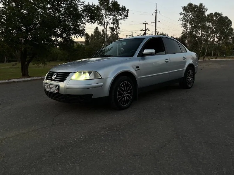 Продаю свой личный автомобиль. volkswagen passat b5 рестайлинг. коробка механика. 2002 года выпуска. на буцифале 300.000км. масло не ест, от замены до замены. двигатель капиталился 15.000км назад. комбинированный салон в адекватном состоянии. по кузову без нюансов. все жидкости свежие и менялись во время. на зимней резине, и на хороших дисках. машина зашита под евро 2. на прямом выхлопе. завод отдам вместе с ней. и прицеп запчастей. менялось все. от болтика до гаички. новый генератор, стартер и. т.д. цена 650.000₽ звонить +79497057674 +79499807674 либо писать в тг и max. - фотография - 3