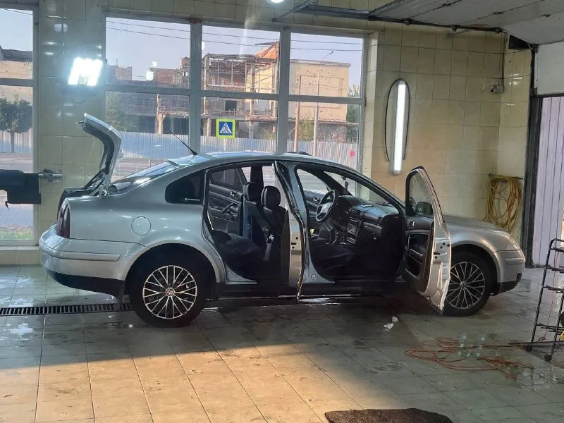 Продаю свой личный автомобиль. volkswagen passat b5 рестайлинг. коробка механика. 2002 года выпуска. на буцифале 300.000км. масло не ест, от замены до замены. двигатель капиталился 15.000км назад. комбинированный салон в адекватном состоянии. по кузову без нюансов. все жидкости свежие и менялись во время. на зимней резине, и на хороших дисках. машина зашита под евро 2. на прямом выхлопе. завод отдам вместе с ней. и прицеп запчастей. менялось все. от болтика до гаички. новый генератор, стартер и. т.д. цена 650.000₽ звонить +79497057674 +79499807674 либо писать в тг и max. - фотография - 4