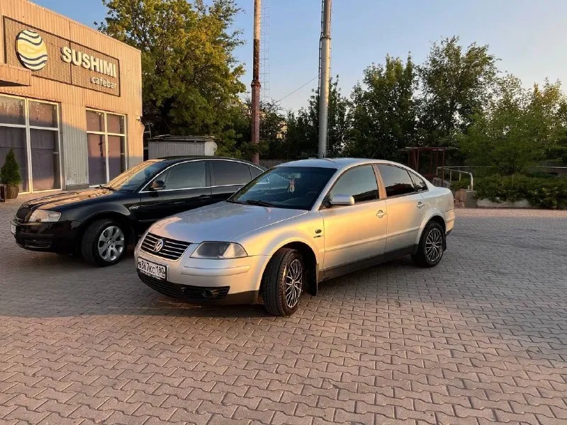 Продаю свой личный автомобиль. volkswagen passat b5 рестайлинг. коробка механика. 2002 года выпуска. на буцифале 300.000км. масло не ест, от замены до замены. двигатель капиталился 15.000км назад. комбинированный салон в адекватном состоянии. по кузову без нюансов. все жидкости свежие и менялись во время. на зимней резине, и на хороших дисках. машина зашита под евро 2. на прямом выхлопе. завод отдам вместе с ней. и прицеп запчастей. менялось все. от болтика до гаички. новый генератор, стартер и. т.д. цена 650.000₽ звонить +79497057674 +79499807674 либо писать в тг и max. - фотография - 5