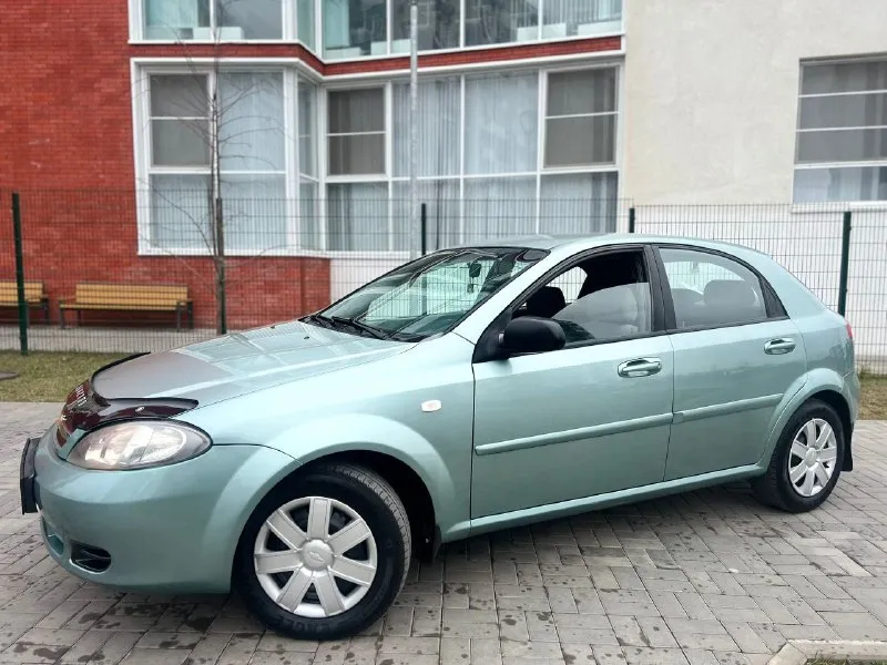 Продам свой chevrolet lacetti в идеальном состоянии! куплена в 2008 году в автосалоне. пробег 176.тыс. км. сборка корея. комплектация: кондиционер(заправлен и дует❄️). гидроусилитель руля. подушки безопасности. abs. система курсовой устойчивости esp. эл. стеклоподъемники с доводчиками. кожаный руль. обогрев стекла. доп. установлено: сигнализация с автозапуском и обратной связью. магнитола pioneer с поддержкой ipod-usb с качественной аудио системой. осмотр в донецке. 💰цена 545.000₽💰 📞 +79494522026 - фотография - 2