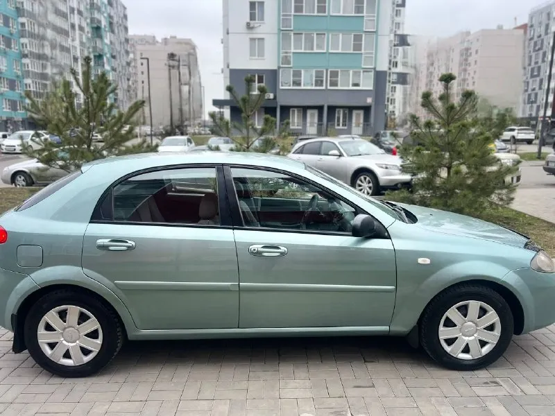 Продам свой chevrolet lacetti в идеальном состоянии! куплена в 2008 году в автосалоне. пробег 176.тыс. км. сборка корея. комплектация: кондиционер(заправлен и дует❄️). гидроусилитель руля. подушки безопасности. abs. система курсовой устойчивости esp. эл. стеклоподъемники с доводчиками. кожаный руль. обогрев стекла. доп. установлено: сигнализация с автозапуском и обратной связью. магнитола pioneer с поддержкой ipod-usb с качественной аудио системой. осмотр в донецке. 💰цена 545.000₽💰 📞 +79494522026 - фотография - 8