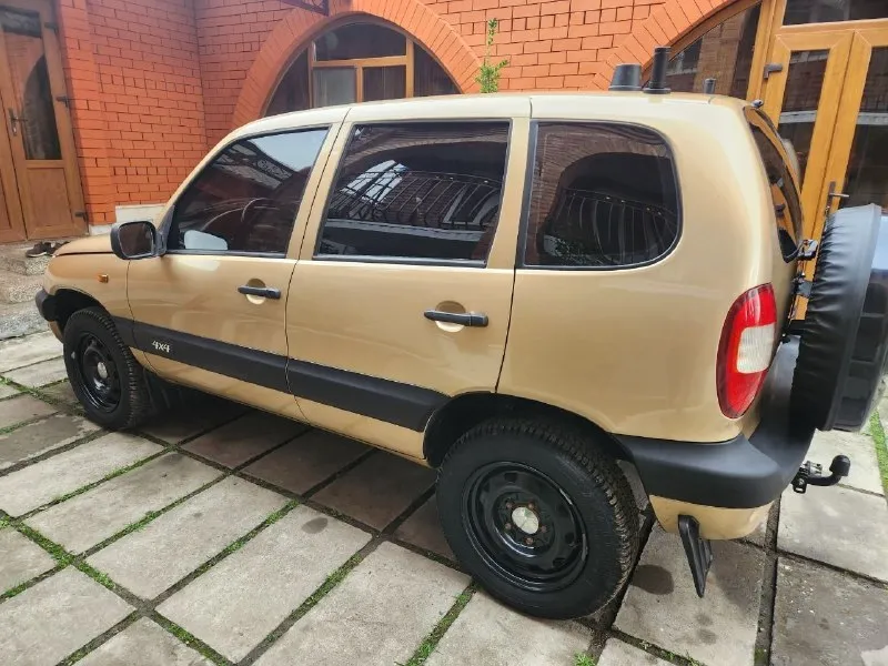 Продаю chevrolet niva 2005г с пробегом 105.000 в отличном состоянии как внешне без гнили рыжиков так и технически двигатель, коробка, раздатка, ходовка, полностью обслуженна, без вложений сел и поехал!ухоженный чистый салон, хорошая музыка, фаркоп съемный,2 комплекта колес зима(шипы) лето на дисках в отличном состоянии!по документам чистая, переоформление без проблем! машина в днр цена:570.000 (торг)возможен обмен на уаз патриот с моей доплатой +79493867018 писать в личку. .. - фотография - 2