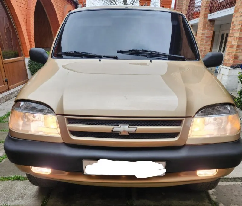 Продаю chevrolet niva 2005г с пробегом 105.000 в отличном состоянии как внешне без гнили рыжиков так и технически двигатель, коробка, раздатка, ходовка, полностью обслуженна, без вложений сел и поехал!ухоженный чистый салон, хорошая музыка, фаркоп съемный,2 комплекта колес зима(шипы) лето на дисках в отличном состоянии!по документам чистая, переоформление без проблем! машина в днр цена:570.000 (торг)возможен обмен на уаз патриот с моей доплатой +79493867018 писать в личку. .. - фотография - 4