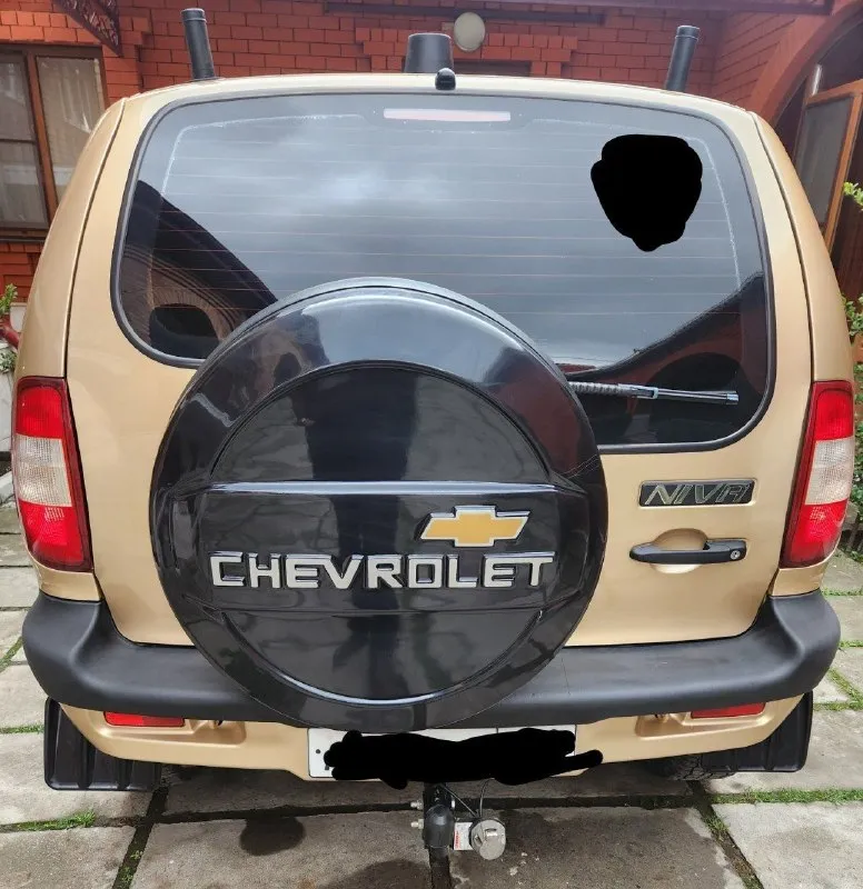 Продаю chevrolet niva 2005г с пробегом 105.000 в отличном состоянии как внешне без гнили рыжиков так и технически двигатель, коробка, раздатка, ходовка, полностью обслуженна, без вложений сел и поехал!ухоженный чистый салон, хорошая музыка, фаркоп съемный,2 комплекта колес зима(шипы) лето на дисках в отличном состоянии!по документам чистая, переоформление без проблем! машина в днр цена:570.000 (торг)возможен обмен на уаз патриот с моей доплатой +79493867018 писать в личку. .. - фотография - 5