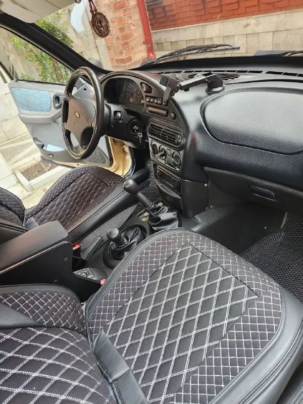 Продаю chevrolet niva 2005г с пробегом 105.000 в отличном состоянии как внешне без гнили рыжиков так и технически двигатель, коробка, раздатка, ходовка, полностью обслуженна, без вложений сел и поехал!ухоженный чистый салон, хорошая музыка, фаркоп съемный,2 комплекта колес зима(шипы) лето на дисках в отличном состоянии!по документам чистая, переоформление без проблем! машина в днр цена:570.000 (торг)возможен обмен на уаз патриот с моей доплатой +79493867018 писать в личку. .. - фотография - 6