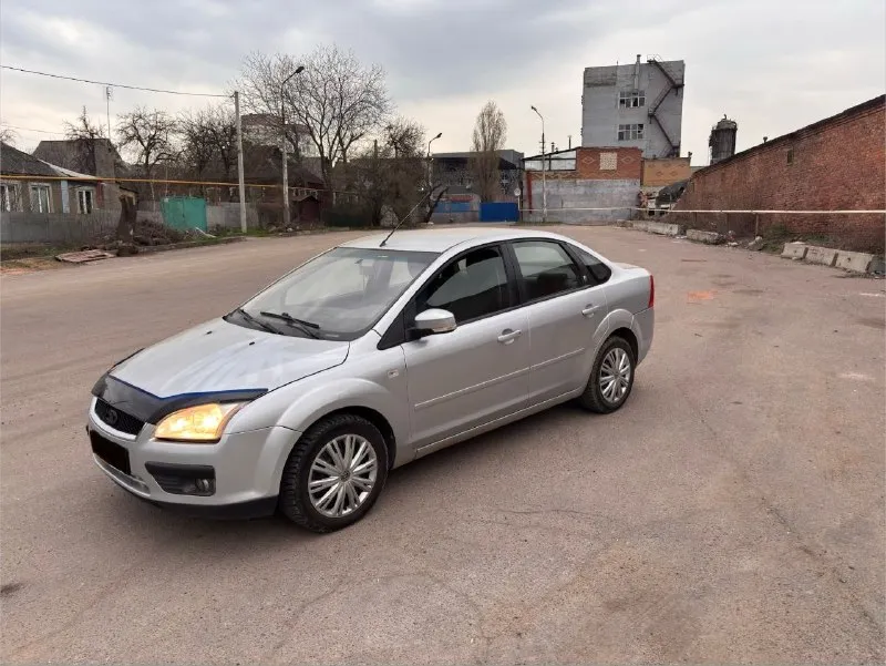 390 тыс. руб. срочно(торг)🔥 форд фокус 2, 2005г. машина в хорошем состоянии для своих лет. требуется замена прокладки клапанной крышки цена вопроса 2 тыс. р., скину цену. пробег 170 тыс. км. авто не гнилое, есть пару рыжиков на порогах дно, пороги, стаканы, и ланджероны в отличном состояние. мотор работает хорошо, немного цокотят клапана (не критично это у 1.6 моторов у всех ) ходовая в хорошем состоянии, коробка автомат 4 ступенчатая переключает отлично. салон чистый и ухоженный. хорошая комплектация есть все не обходимое для комфортное езды. кондиционер, гур, эл. зеркала, элстеклоподьемники, музыка и многое другое. резина зима. документы в полном порядке. юредически чистая. без штрафов, запретов, и ограничений. любое переоформление. осмотр донецк телефон : +79495047872 +79495047872 - фотография - 1