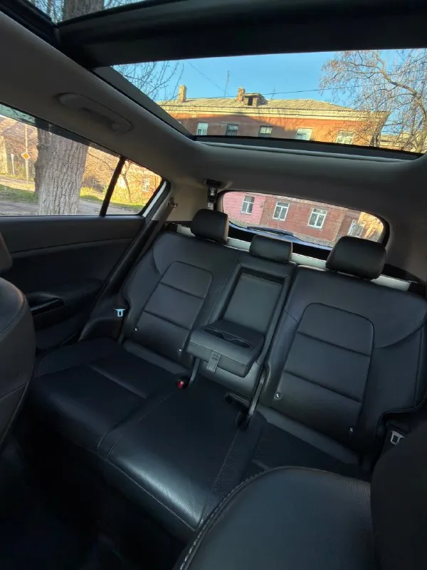 🏎️ kia sportage 2.4 at 4wd ex 🗓️ год выпуска: 2018 (vin 2019) состояние идеал, покрыт керамикой! пробег : 130 тыс. км ( родной подтвержденный) комплектация "exlusive”: панорамная крыша вентиляция сидений музыка harman/kardon удержание в полосе диски r18, летняя/зимняя резина сигнализация starline с автозапуском бесключевой доступ электропривод сидений кожаный салон (как новый) парктроники (перед/зад) камера заднего вида датчики света датчики слепых зон электропривод багажника с кнопки сенсорный дисплей (carplay, android auto) складывающиеся внешние зеркала с указателями поворота подогрев сидений подогрев руля климат-контроль 2-х зонный 🥇авто в идеальном техническом состоянии. один владелец по эптс, бережная эксплуатация. стекла все заводские и коробка без нареканий (любые проверки) обслуживал по регламенту. замена масла каждые 7тыс. км машина обслужена и готова к дальнейшей эксплуатации (дополнительных вложений не требуется, сел и поехал). 2 ключа пройден то 📞 звоните: +7(959)1843184 - фотография - 8