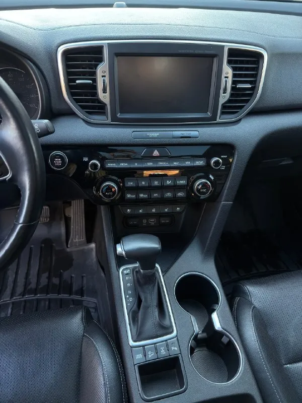 🏎️ kia sportage 2.4 at 4wd ex 🗓️ год выпуска: 2018 (vin 2019) состояние идеал, покрыт керамикой! пробег : 130 тыс. км ( родной подтвержденный) комплектация "exlusive”: панорамная крыша вентиляция сидений музыка harman/kardon удержание в полосе диски r18, летняя/зимняя резина сигнализация starline с автозапуском бесключевой доступ электропривод сидений кожаный салон (как новый) парктроники (перед/зад) камера заднего вида датчики света датчики слепых зон электропривод багажника с кнопки сенсорный дисплей (carplay, android auto) складывающиеся внешние зеркала с указателями поворота подогрев сидений подогрев руля климат-контроль 2-х зонный 🥇авто в идеальном техническом состоянии. один владелец по эптс, бережная эксплуатация. стекла все заводские и коробка без нареканий (любые проверки) обслуживал по регламенту. замена масла каждые 7тыс. км машина обслужена и готова к дальнейшей эксплуатации (дополнительных вложений не требуется, сел и поехал). 2 ключа пройден то 📞 звоните: +7(959)1843184 - фотография - 9