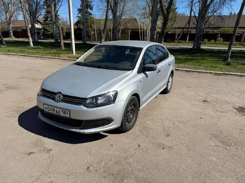 Продам volkswagen polo 2012год. объём двигателя 1.6 (отличный и надежный мотор ). коробка механика на отлично. ходовка новая. есть моменты по лкп, критичного ничего нет. машина с переоформлением. все подробности по телефону +79493820834. осмотр город донецк. цена 420.000р. - фотография - 1