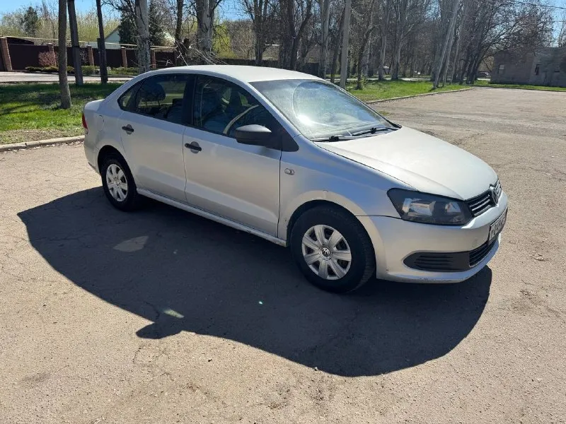 Продам volkswagen polo 2012год. объём двигателя 1.6 (отличный и надежный мотор ). коробка механика на отлично. ходовка новая. есть моменты по лкп, критичного ничего нет. машина с переоформлением. все подробности по телефону +79493820834. осмотр город донецк. цена 420.000р. - фотография - 2