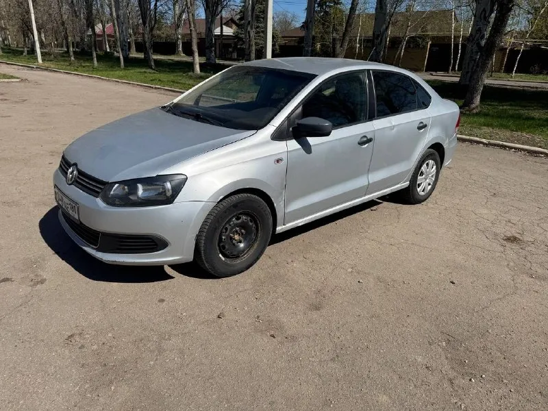 Продам volkswagen polo 2012год. объём двигателя 1.6 (отличный и надежный мотор ). коробка механика на отлично. ходовка новая. есть моменты по лкп, критичного ничего нет. машина с переоформлением. все подробности по телефону +79493820834. осмотр город донецк. цена 420.000р. - фотография - 3