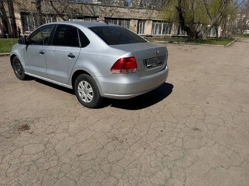 Продам volkswagen polo 2012год. объём двигателя 1.6 (отличный и надежный мотор ). коробка механика на отлично. ходовка новая. есть моменты по лкп, критичного ничего нет. машина с переоформлением. все подробности по телефону +79493820834. осмотр город донецк. цена 420.000р. - фотография - 4
