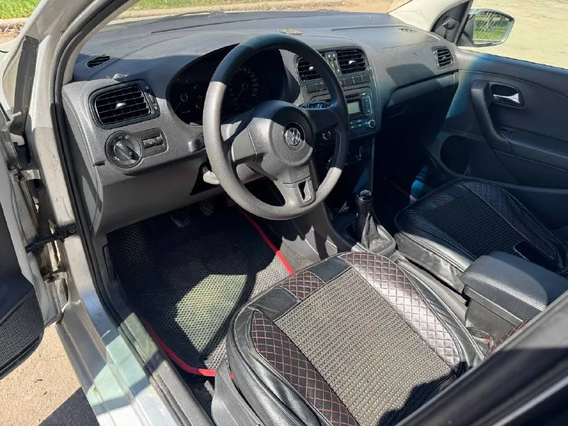 Продам volkswagen polo 2012год. объём двигателя 1.6 (отличный и надежный мотор ). коробка механика на отлично. ходовка новая. есть моменты по лкп, критичного ничего нет. машина с переоформлением. все подробности по телефону +79493820834. осмотр город донецк. цена 420.000р. - фотография - 5