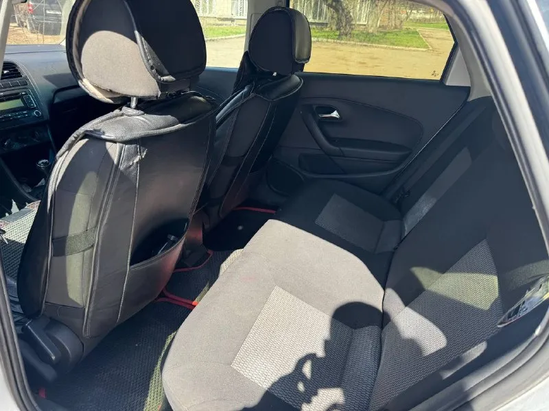 Продам volkswagen polo 2012год. объём двигателя 1.6 (отличный и надежный мотор ). коробка механика на отлично. ходовка новая. есть моменты по лкп, критичного ничего нет. машина с переоформлением. все подробности по телефону +79493820834. осмотр город донецк. цена 420.000р. - фотография - 6