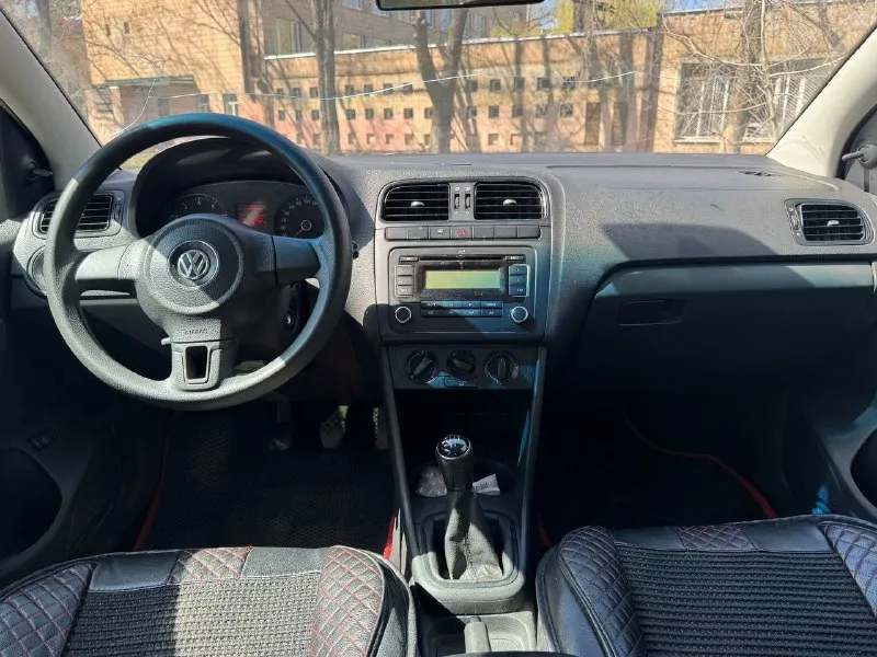 Продам volkswagen polo 2012год. объём двигателя 1.6 (отличный и надежный мотор ). коробка механика на отлично. ходовка новая. есть моменты по лкп, критичного ничего нет. машина с переоформлением. все подробности по телефону +79493820834. осмотр город донецк. цена 420.000р. - фотография - 7