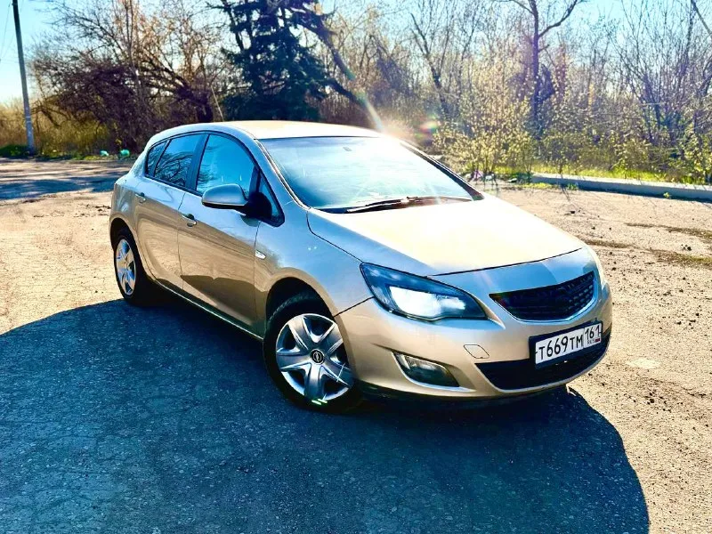 🔥opel astra j🔥 660 тысяч рулей ✅ год выпуска - 2012 ✅ объем двигателя - 1.6 бензин атмосферник ✅ коробка - 6-ступенчатый автомат ✅ пробег - 220000 тысяч ✅ комплектация - максимальная, имеется обогревы лобового, боковых и задних зеркал, подогревы сидений, подогрев руля, климат контроль двух-зонный,4 эсп с доводчиками, датчик дождя, датчик света, датчик движения, датчик давления в шинах, датчики не ровной дороги, электрорегулеровка фар и зеркал, заводская мультимедиа с bluetooth и aux, круиз контроль, голосовое управление магнитолой, мультируль, два ключа, тип троник и еще много чего полезного. ✅ описание - автомобиль в прекрасном состоянии, гнили и ржавчины нету. коробка контрактная, менялась в ноябре все чеки есть, коробка работает без нареканий, все режимы работают. двигатель шепчет, недавно менялся грм, новые масла и фильтра, тормоза так же поменяны. документы чистые, любой вид оформления, сел поехал. климат заправлен холодит отлично, по техника работает абсолютно всё без исключений. звоните - пишите, торг имеется. - фотография - 1