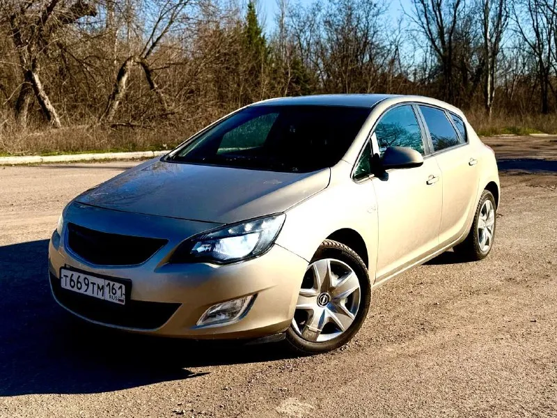 🔥opel astra j🔥 660 тысяч рулей ✅ год выпуска - 2012 ✅ объем двигателя - 1.6 бензин атмосферник ✅ коробка - 6-ступенчатый автомат ✅ пробег - 220000 тысяч ✅ комплектация - максимальная, имеется обогревы лобового, боковых и задних зеркал, подогревы сидений, подогрев руля, климат контроль двух-зонный,4 эсп с доводчиками, датчик дождя, датчик света, датчик движения, датчик давления в шинах, датчики не ровной дороги, электрорегулеровка фар и зеркал, заводская мультимедиа с bluetooth и aux, круиз контроль, голосовое управление магнитолой, мультируль, два ключа, тип троник и еще много чего полезного. ✅ описание - автомобиль в прекрасном состоянии, гнили и ржавчины нету. коробка контрактная, менялась в ноябре все чеки есть, коробка работает без нареканий, все режимы работают. двигатель шепчет, недавно менялся грм, новые масла и фильтра, тормоза так же поменяны. документы чистые, любой вид оформления, сел поехал. климат заправлен холодит отлично, по техника работает абсолютно всё без исключений. звоните - пишите, торг имеется. - фотография - 2