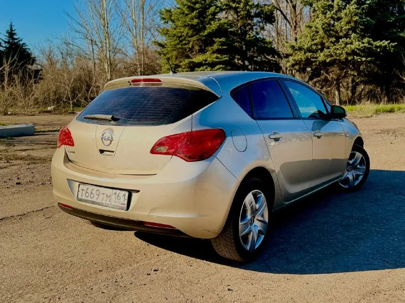 🔥opel astra j🔥 660 тысяч рулей ✅ год выпуска - 2012 ✅ объем двигателя - 1.6 бензин атмосферник ✅ коробка - 6-ступенчатый автомат ✅ пробег - 220000 тысяч ✅ комплектация - максимальная, имеется обогревы лобового, боковых и задних зеркал, подогревы сидений, подогрев руля, климат контроль двух-зонный,4 эсп с доводчиками, датчик дождя, датчик света, датчик движения, датчик давления в шинах, датчики не ровной дороги, электрорегулеровка фар и зеркал, заводская мультимедиа с bluetooth и aux, круиз контроль, голосовое управление магнитолой, мультируль, два ключа, тип троник и еще много чего полезного. ✅ описание - автомобиль в прекрасном состоянии, гнили и ржавчины нету. коробка контрактная, менялась в ноябре все чеки есть, коробка работает без нареканий, все режимы работают. двигатель шепчет, недавно менялся грм, новые масла и фильтра, тормоза так же поменяны. документы чистые, любой вид оформления, сел поехал. климат заправлен холодит отлично, по техника работает абсолютно всё без исключений. звоните - пишите, торг имеется. - фотография - 3