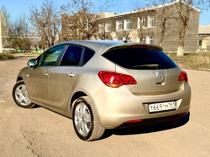 🔥opel astra j🔥 660 тысяч рулей ✅ год выпуска - 2012 ✅ объем двигателя - 1.6 бензин атмосферник ✅ коробка - 6-ступенчатый автомат ✅ пробег - 220000 тысяч ✅ комплектация - максимальная, имеется обогревы лобового, боковых и задних зеркал, подогревы сидений, подогрев руля, климат контроль двух-зонный,4 эсп с доводчиками, датчик дождя, датчик света, датчик движения, датчик давления в шинах, датчики не ровной дороги, электрорегулеровка фар и зеркал, заводская мультимедиа с bluetooth и aux, круиз контроль, голосовое управление магнитолой, мультируль, два ключа, тип троник и еще много чего полезного. ✅ описание - автомобиль в прекрасном состоянии, гнили и ржавчины нету. коробка контрактная, менялась в ноябре все чеки есть, коробка работает без нареканий, все режимы работают. двигатель шепчет, недавно менялся грм, новые масла и фильтра, тормоза так же поменяны. документы чистые, любой вид оформления, сел поехал. климат заправлен холодит отлично, по техника работает абсолютно всё без исключений. звоните - пишите, торг имеется. - фотография - 4