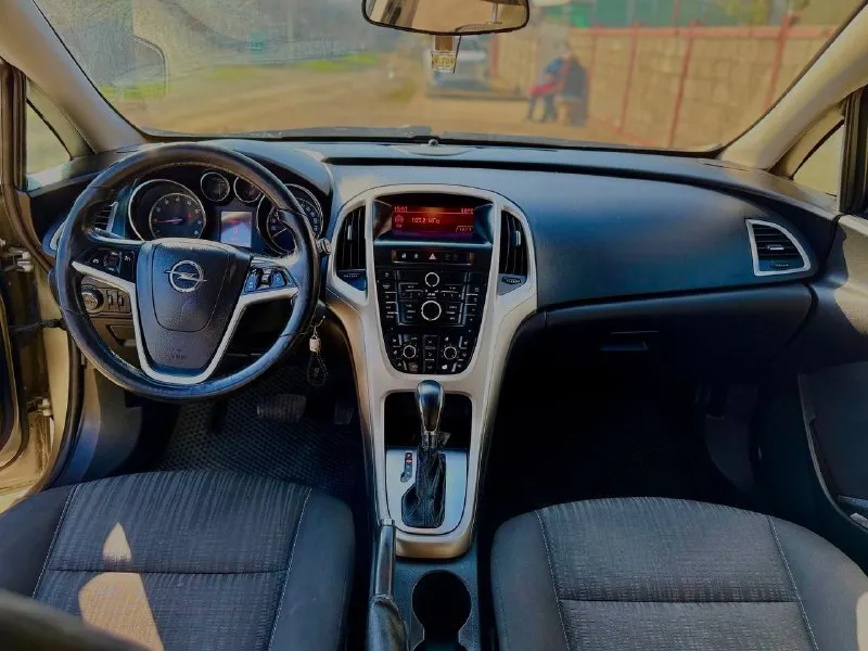 🔥opel astra j🔥 660 тысяч рулей ✅ год выпуска - 2012 ✅ объем двигателя - 1.6 бензин атмосферник ✅ коробка - 6-ступенчатый автомат ✅ пробег - 220000 тысяч ✅ комплектация - максимальная, имеется обогревы лобового, боковых и задних зеркал, подогревы сидений, подогрев руля, климат контроль двух-зонный,4 эсп с доводчиками, датчик дождя, датчик света, датчик движения, датчик давления в шинах, датчики не ровной дороги, электрорегулеровка фар и зеркал, заводская мультимедиа с bluetooth и aux, круиз контроль, голосовое управление магнитолой, мультируль, два ключа, тип троник и еще много чего полезного. ✅ описание - автомобиль в прекрасном состоянии, гнили и ржавчины нету. коробка контрактная, менялась в ноябре все чеки есть, коробка работает без нареканий, все режимы работают. двигатель шепчет, недавно менялся грм, новые масла и фильтра, тормоза так же поменяны. документы чистые, любой вид оформления, сел поехал. климат заправлен холодит отлично, по техника работает абсолютно всё без исключений. звоните - пишите, торг имеется. - фотография - 5