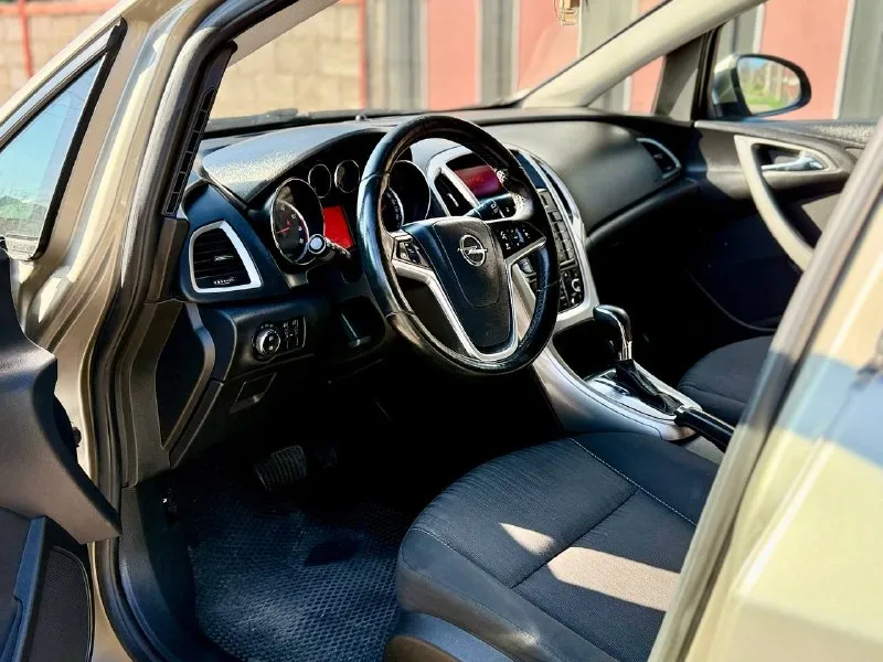 🔥opel astra j🔥 660 тысяч рулей ✅ год выпуска - 2012 ✅ объем двигателя - 1.6 бензин атмосферник ✅ коробка - 6-ступенчатый автомат ✅ пробег - 220000 тысяч ✅ комплектация - максимальная, имеется обогревы лобового, боковых и задних зеркал, подогревы сидений, подогрев руля, климат контроль двух-зонный,4 эсп с доводчиками, датчик дождя, датчик света, датчик движения, датчик давления в шинах, датчики не ровной дороги, электрорегулеровка фар и зеркал, заводская мультимедиа с bluetooth и aux, круиз контроль, голосовое управление магнитолой, мультируль, два ключа, тип троник и еще много чего полезного. ✅ описание - автомобиль в прекрасном состоянии, гнили и ржавчины нету. коробка контрактная, менялась в ноябре все чеки есть, коробка работает без нареканий, все режимы работают. двигатель шепчет, недавно менялся грм, новые масла и фильтра, тормоза так же поменяны. документы чистые, любой вид оформления, сел поехал. климат заправлен холодит отлично, по техника работает абсолютно всё без исключений. звоните - пишите, торг имеется. - фотография - 6