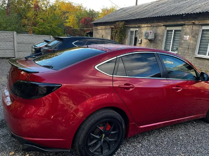 Цена: 800 тысяч 📮 город: макеевка 🚘 марка / модель: mazda 6 gh 📅 год выпуска: 2008 📊 пробег: 237000 ⛽ двигатель (тип, объем, мощность): 1.8 л. , 120 л. с. 🔧 тип кпп: мкпп 📝 описание: продам свой авто который до сих пор люблю, ценю и уважаю. а именно mazda 6 gh 2008 г. , двг 1.8 обычный атмосферник, на механике, пробег 238 уже набегал, каждый день эксплуатируется, покраска производилась летом 2025 года, ржавчина и гниль на крыльях убиралась во время покраса, перебрана ходовка по кругу, мотор не стучит, не троит, заводится с пол тыка, замена масла каждые 5000, устранены все мелкие и возрастные болячки этого поколения, чеки не горят и не выедают мозги, вложено много любви к этой машине, так как она первая дала опыт и эмоции, сил и средств, времени и нервов не жалел. тормоза новые перед зад нбк, борт компьютер новый контракт установлен, установлена хорошая музыка и андроид магнитола, камера заднего вида, замена всего света, фары в фотохромной пленке, крыша обклеена ибо краси 📞 звоните: +7(949)5823767 - фотография - 5