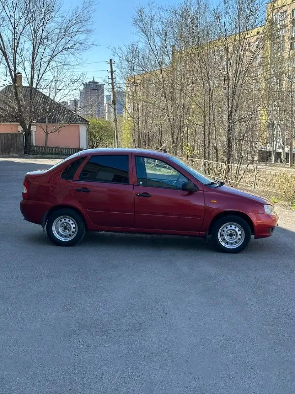 Продам: lada калина топливо: бензин год выпуска: 2006 тип кпп: механическая ✅ пробег: 225.000 км дополнительная информация: - автомобиль в хорошем состоянии, вложений не требует. гаражное хранение. масло, фильтра, колодки, свечи, провода - заменены. ✅ кузов: варить и красить - не нужно. - по ходовой части без нареканий, ручник работает! ✅ двигатель: 1.6л - 8 клоп, клапана не гнет! работает отлично, масло не расходует. ✅ комплектация: - электроусилитель руля - стеклоподъемники - 2 комплекта колес / 2 ключа ✅ документы: - автотека - зеленая 🍀 - техосмотр пройден❗️ - без штрафов и ограничений, продажа с переоформлением в мрео❗ 📍г. донецк, калининский р-н. цена: 299.999 руб обмен не интересует 📞🇷🇺звоните: +7 (949) 470-15-30 дополнительные вопросы по тел. - фотография - 5
