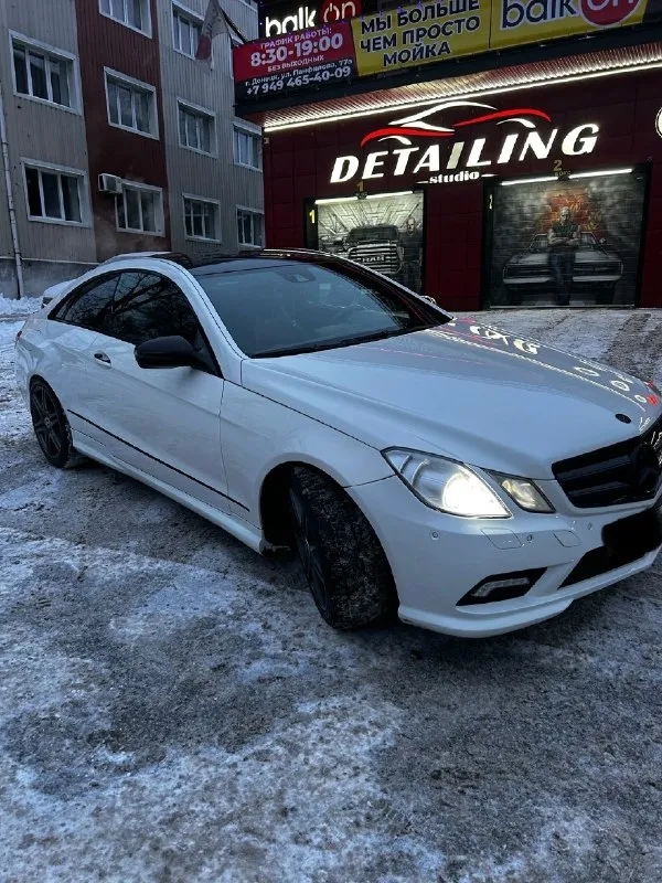 Mercedes benz w212 e350. продаю свой автомобиль, я владелец по птс! тех. осмотр пройден! машина в хорошем состоянии! по кузову без дефектов! ходовая полностью новая, вложено более 300т. р стойки регулируемые по высоте и жесткости! масла, фильтра итд заменены. выхлоп регулируемый! амг пакет, полная комплектация!! обогрев/вентиляция сидений по 3 скорости. 3 памяти сидений/руля боковые поддержки, спинки итд настраиваются 2-х зонный климат контроль датчики дождя/света/встречки сзади опускаются полностью окна светом сушит асфальт адаптивный свет фары поворачивают едет боком по сухому коробка в идеале (7g tronic) мотор масло не жрет (m272,3.5l) поменяно все что можно, доедет куда угодно! пробег реальный 282.000км машина обслуживается только на грамотных сервисах, все заказ-наряды прилагаются! машина находится в центре донецка! цена: 1.475.000р торг реальному покупателю, детали по телефону +79495027772 📞 звоните: +7(949)5027772 - фотография - 2