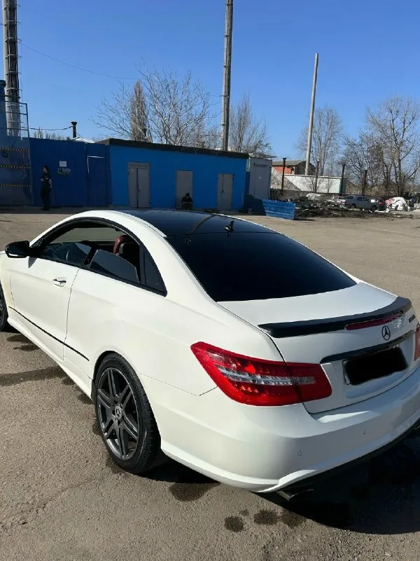 Mercedes benz w212 e350. продаю свой автомобиль, я владелец по птс! тех. осмотр пройден! машина в хорошем состоянии! по кузову без дефектов! ходовая полностью новая, вложено более 300т. р стойки регулируемые по высоте и жесткости! масла, фильтра итд заменены. выхлоп регулируемый! амг пакет, полная комплектация!! обогрев/вентиляция сидений по 3 скорости. 3 памяти сидений/руля боковые поддержки, спинки итд настраиваются 2-х зонный климат контроль датчики дождя/света/встречки сзади опускаются полностью окна светом сушит асфальт адаптивный свет фары поворачивают едет боком по сухому коробка в идеале (7g tronic) мотор масло не жрет (m272,3.5l) поменяно все что можно, доедет куда угодно! пробег реальный 282.000км машина обслуживается только на грамотных сервисах, все заказ-наряды прилагаются! машина находится в центре донецка! цена: 1.475.000р торг реальному покупателю, детали по телефону +79495027772 📞 звоните: +7(949)5027772 - фотография - 4