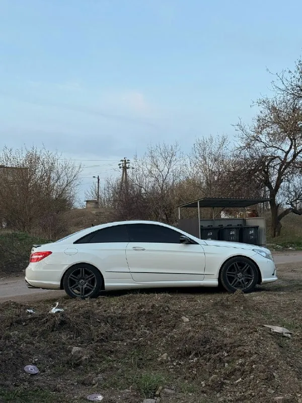 Mercedes benz w212 e350. продаю свой автомобиль, я владелец по птс! тех. осмотр пройден! машина в хорошем состоянии! по кузову без дефектов! ходовая полностью новая, вложено более 300т. р стойки регулируемые по высоте и жесткости! масла, фильтра итд заменены. выхлоп регулируемый! амг пакет, полная комплектация!! обогрев/вентиляция сидений по 3 скорости. 3 памяти сидений/руля боковые поддержки, спинки итд настраиваются 2-х зонный климат контроль датчики дождя/света/встречки сзади опускаются полностью окна светом сушит асфальт адаптивный свет фары поворачивают едет боком по сухому коробка в идеале (7g tronic) мотор масло не жрет (m272,3.5l) поменяно все что можно, доедет куда угодно! пробег реальный 282.000км машина обслуживается только на грамотных сервисах, все заказ-наряды прилагаются! машина находится в центре донецка! цена: 1.475.000р торг реальному покупателю, детали по телефону +79495027772 📞 звоните: +7(949)5027772 - фотография - 5