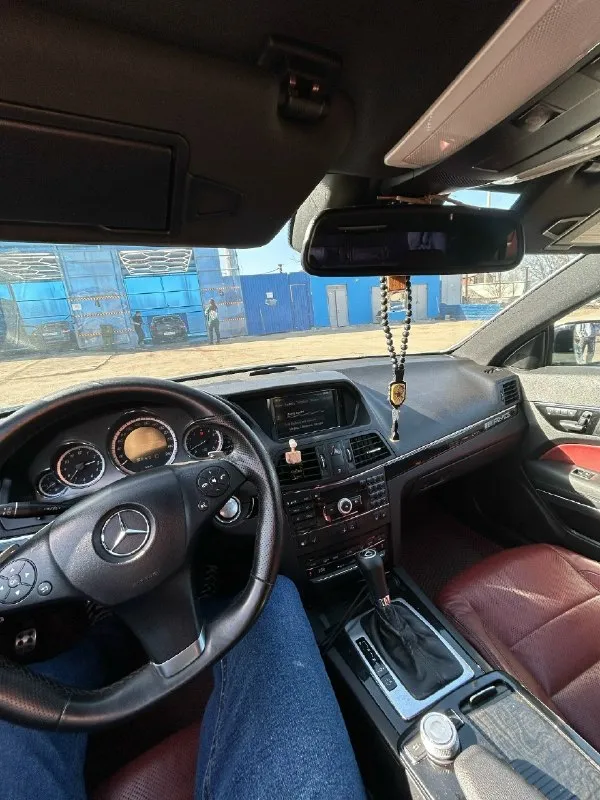 Mercedes benz w212 e350. продаю свой автомобиль, я владелец по птс! тех. осмотр пройден! машина в хорошем состоянии! по кузову без дефектов! ходовая полностью новая, вложено более 300т. р стойки регулируемые по высоте и жесткости! масла, фильтра итд заменены. выхлоп регулируемый! амг пакет, полная комплектация!! обогрев/вентиляция сидений по 3 скорости. 3 памяти сидений/руля боковые поддержки, спинки итд настраиваются 2-х зонный климат контроль датчики дождя/света/встречки сзади опускаются полностью окна светом сушит асфальт адаптивный свет фары поворачивают едет боком по сухому коробка в идеале (7g tronic) мотор масло не жрет (m272,3.5l) поменяно все что можно, доедет куда угодно! пробег реальный 282.000км машина обслуживается только на грамотных сервисах, все заказ-наряды прилагаются! машина находится в центре донецка! цена: 1.475.000р торг реальному покупателю, детали по телефону +79495027772 📞 звоните: +7(949)5027772 - фотография - 7