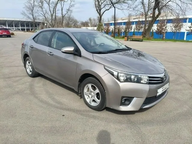 Toyota corolla 2013 года, объем двигателя 1,33, мощность по стс 101 л. с. , сборка - турция, пробег оригинальный: 100 тыс. машина куплена в салоне. мкпп. 2 владелец по птс (из одной семьи). надёжный автомобиль, в хорошем состоянии, готов на любые проверки, очень экономичная, бережное отношение, регулярное обслуживание, зелёная автотека, без дтп!!! гаражное хранение, резина зима-лето, по бамперу есть мелкие сколы (см. фото), все вопросы по телефону +79494512370 1 140 000 руб. г. донецк, днр. торг у капота уместен. 📞 звоните: +7(949)4512370 - фотография - 1