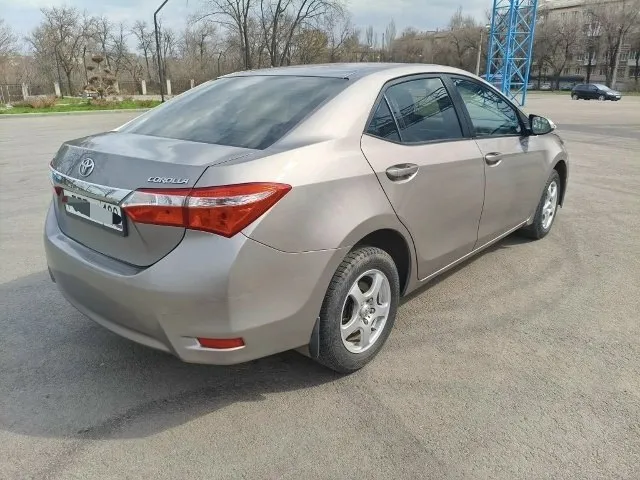 Toyota corolla 2013 года, объем двигателя 1,33, мощность по стс 101 л. с. , сборка - турция, пробег оригинальный: 100 тыс. машина куплена в салоне. мкпп. 2 владелец по птс (из одной семьи). надёжный автомобиль, в хорошем состоянии, готов на любые проверки, очень экономичная, бережное отношение, регулярное обслуживание, зелёная автотека, без дтп!!! гаражное хранение, резина зима-лето, по бамперу есть мелкие сколы (см. фото), все вопросы по телефону +79494512370 1 140 000 руб. г. донецк, днр. торг у капота уместен. 📞 звоните: +7(949)4512370 - фотография - 2