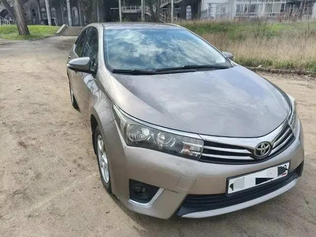 Toyota corolla 2013 года, объем двигателя 1,33, мощность по стс 101 л. с. , сборка - турция, пробег оригинальный: 100 тыс. машина куплена в салоне. мкпп. 2 владелец по птс (из одной семьи). надёжный автомобиль, в хорошем состоянии, готов на любые проверки, очень экономичная, бережное отношение, регулярное обслуживание, зелёная автотека, без дтп!!! гаражное хранение, резина зима-лето, по бамперу есть мелкие сколы (см. фото), все вопросы по телефону +79494512370 1 140 000 руб. г. донецк, днр. торг у капота уместен. 📞 звоните: +7(949)4512370 - фотография - 3