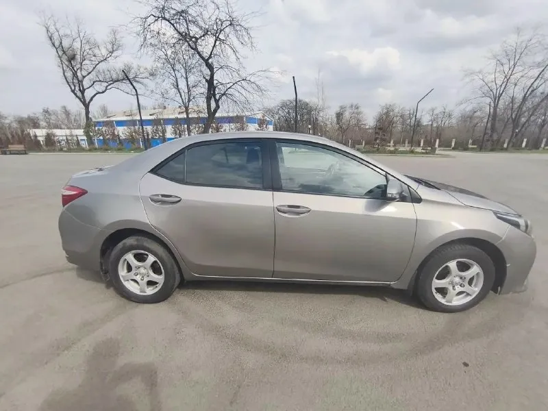 Toyota corolla 2013 года, объем двигателя 1,33, мощность по стс 101 л. с. , сборка - турция, пробег оригинальный: 100 тыс. машина куплена в салоне. мкпп. 2 владелец по птс (из одной семьи). надёжный автомобиль, в хорошем состоянии, готов на любые проверки, очень экономичная, бережное отношение, регулярное обслуживание, зелёная автотека, без дтп!!! гаражное хранение, резина зима-лето, по бамперу есть мелкие сколы (см. фото), все вопросы по телефону +79494512370 1 140 000 руб. г. донецк, днр. торг у капота уместен. 📞 звоните: +7(949)4512370 - фотография - 5