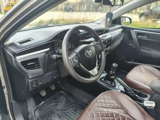 Toyota corolla 2013 года, объем двигателя 1,33, мощность по стс 101 л. с. , сборка - турция, пробег оригинальный: 100 тыс. машина куплена в салоне. мкпп. 2 владелец по птс (из одной семьи). надёжный автомобиль, в хорошем состоянии, готов на любые проверки, очень экономичная, бережное отношение, регулярное обслуживание, зелёная автотека, без дтп!!! гаражное хранение, резина зима-лето, по бамперу есть мелкие сколы (см. фото), все вопросы по телефону +79494512370 1 140 000 руб. г. донецк, днр. торг у капота уместен. 📞 звоните: +7(949)4512370 - фотография - 6