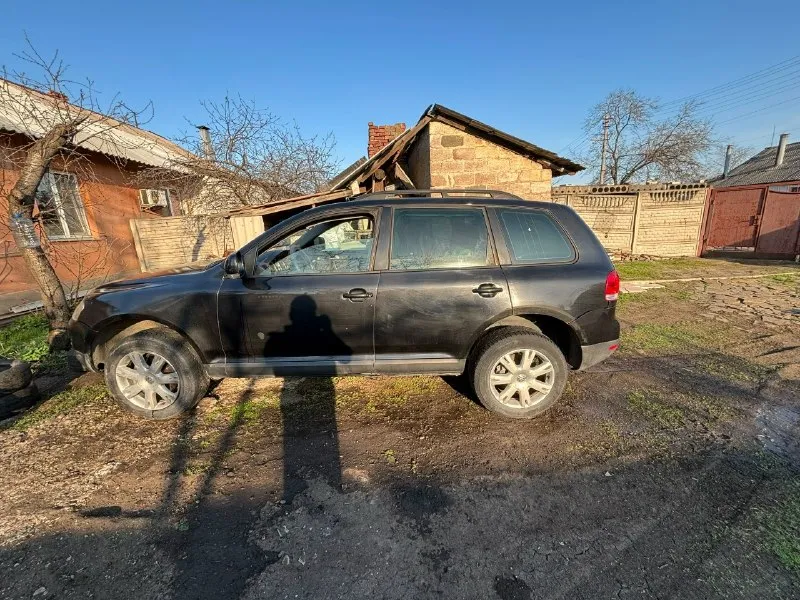 Volkswagen touareg 3.2 бензин 2004г автомат, пробега оригинального 365000 цена 700 000 тыс рублей, торг у капота приветствуется мотор отличное состояние, контрактный, не дымит, не троит, цепи обслужены, масло не расходует! коробка автомат (asin) самый надежный и простой, ходовая в порядке, не стучит, едет ровно! без пневмы есть зимняя и летняя резина р18 двойной климат контроль все холодит, печка работает состояние видно на фото, есть рыжики, документы чистые, без запретов, без штрафов, переоформление любое, машина требует внимания, но довезет до любой точки мира) +79493418232-александр 📞 звоните: +7(949)3418232 - фотография - 1