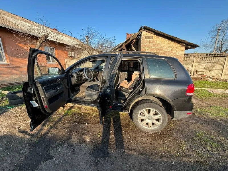 Volkswagen touareg 3.2 бензин 2004г автомат, пробега оригинального 365000 цена 700 000 тыс рублей, торг у капота приветствуется мотор отличное состояние, контрактный, не дымит, не троит, цепи обслужены, масло не расходует! коробка автомат (asin) самый надежный и простой, ходовая в порядке, не стучит, едет ровно! без пневмы есть зимняя и летняя резина р18 двойной климат контроль все холодит, печка работает состояние видно на фото, есть рыжики, документы чистые, без запретов, без штрафов, переоформление любое, машина требует внимания, но довезет до любой точки мира) +79493418232-александр 📞 звоните: +7(949)3418232 - фотография - 2