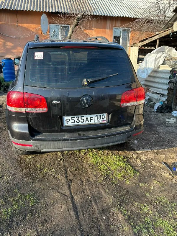 Volkswagen touareg 3.2 бензин 2004г автомат, пробега оригинального 365000 цена 700 000 тыс рублей, торг у капота приветствуется мотор отличное состояние, контрактный, не дымит, не троит, цепи обслужены, масло не расходует! коробка автомат (asin) самый надежный и простой, ходовая в порядке, не стучит, едет ровно! без пневмы есть зимняя и летняя резина р18 двойной климат контроль все холодит, печка работает состояние видно на фото, есть рыжики, документы чистые, без запретов, без штрафов, переоформление любое, машина требует внимания, но довезет до любой точки мира) +79493418232-александр 📞 звоните: +7(949)3418232 - фотография - 3
