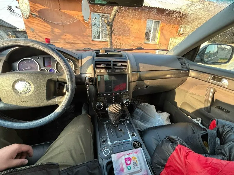 Volkswagen touareg 3.2 бензин 2004г автомат, пробега оригинального 365000 цена 700 000 тыс рублей, торг у капота приветствуется мотор отличное состояние, контрактный, не дымит, не троит, цепи обслужены, масло не расходует! коробка автомат (asin) самый надежный и простой, ходовая в порядке, не стучит, едет ровно! без пневмы есть зимняя и летняя резина р18 двойной климат контроль все холодит, печка работает состояние видно на фото, есть рыжики, документы чистые, без запретов, без штрафов, переоформление любое, машина требует внимания, но довезет до любой точки мира) +79493418232-александр 📞 звоните: +7(949)3418232 - фотография - 5