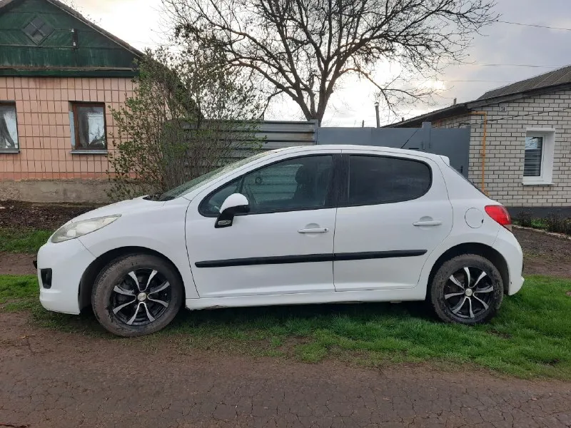 Продаю peugeot 207 1.4 амт (робот) 2009 года пробег 129 370 комплектация trendy двигатель бензиновый et3j4 надёжный 88 л. с. в хорошем состоянии. особенности авто: • сигнализация с автозапуском • регулировка руля (телескопическая и вертикальная) • бортовой компьютер • литые диски и новая летняя резина • второй комплект штампованных дисков • парктороник передний • электрообогрев заднего стекла • резиновые коврики в салоне • новое сцепление • новый топливный насос 460 000р. я — хозяйка данного авто, ездила на нём 3 года, все документы на руках, все записи о пройденных то и работах велись и записывались в сервисную книжку. отличный вариант бюджетного городского авто! 📞 +79595093491 валерия 📍 луганск 📞 звоните: +7(959)5093491 - фотография - 1