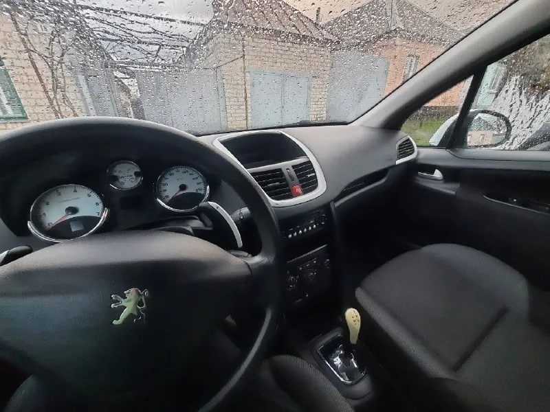 Продаю peugeot 207 1.4 амт (робот) 2009 года пробег 129 370 комплектация trendy двигатель бензиновый et3j4 надёжный 88 л. с. в хорошем состоянии. особенности авто: • сигнализация с автозапуском • регулировка руля (телескопическая и вертикальная) • бортовой компьютер • литые диски и новая летняя резина • второй комплект штампованных дисков • парктороник передний • электрообогрев заднего стекла • резиновые коврики в салоне • новое сцепление • новый топливный насос 460 000р. я — хозяйка данного авто, ездила на нём 3 года, все документы на руках, все записи о пройденных то и работах велись и записывались в сервисную книжку. отличный вариант бюджетного городского авто! 📞 +79595093491 валерия 📍 луганск 📞 звоните: +7(959)5093491 - фотография - 3